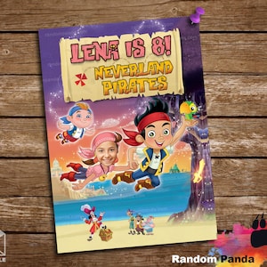 Può includere: Un invito di compleanno viola e blu a tema pirata. L'invito presenta un pirata dei cartoni animati con un pappagallo sulla spalla, una ragazza con un fiocco rosa nei capelli e il testo "Lena ha 8 anni! I pirati di Neverland".