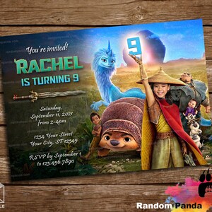 Op de afbeelding: Een verjaardagsuitnodiging met een meisje dat een blauw nummer 9 vasthoudt, omringd door personages uit de animatiefilm "Over the Moon". De uitnodiging bevat de tekst "You're invited! Rachel is turning 9" en details over het feest, inclusief de datum, tijd en locatie.