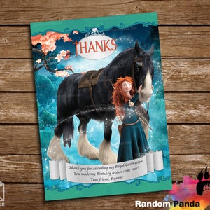 Op de afbeelding: Een bedankkaart met een cartoonafbeelding van Merida uit de film Brave, die op een zwart paard met een witte manen en staart rijdt. De kaart heeft een blauwe en groene achtergrond met een witte rol aan de onderkant waarop staat: "Bedankt voor je komst naar mijn koninklijke viering. Je hebt mijn verjaardagswensen waargemaakt! Je vriendin, Ryanne."