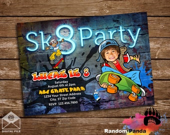 Könnte beinhalten: Eine Geburtstagseinladung für einen Jungen namens Lucas, der 8 Jahre alt wird. Die Einladung zeigt ein blaues, grünes und oranges Skateboard mit einem neonblauen Schild, auf dem "Sk8 Party" steht.