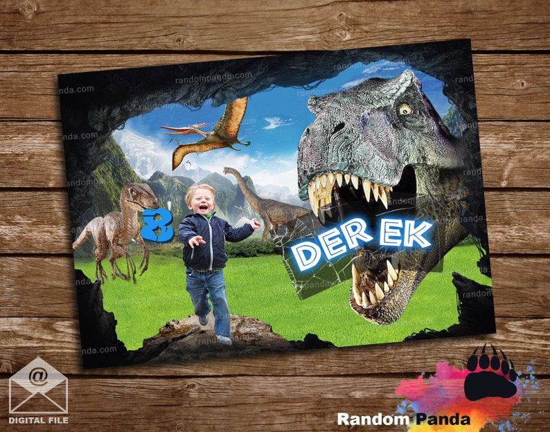 Puede incluir: Una invitaci&oacute;n a una fiesta de cumplea&ntilde;os con un dinosaurio verde sobre un fondo azul. El dinosaurio tiene una gran boca con dientes afilados y est&aacute; parcialmente oculto por una abertura de cueva. Un ni&ntilde;o peque&ntilde;o con una camisa azul y pantalones vaqueros est&aacute; de pie frente a la abertura de la cueva. El texto "DER EK" est&aacute; escrito en letras azules sobre un fondo blanco.
