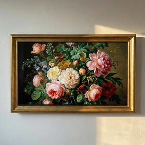 以下が含まれることがあります： 額装された花の静物画。この作品は、暗い背景に、ピンク、白、黄色の花と緑の葉が描かれた鮮やかなブーケを特徴としています。絵画は金色の長方形のフレームに収められています。