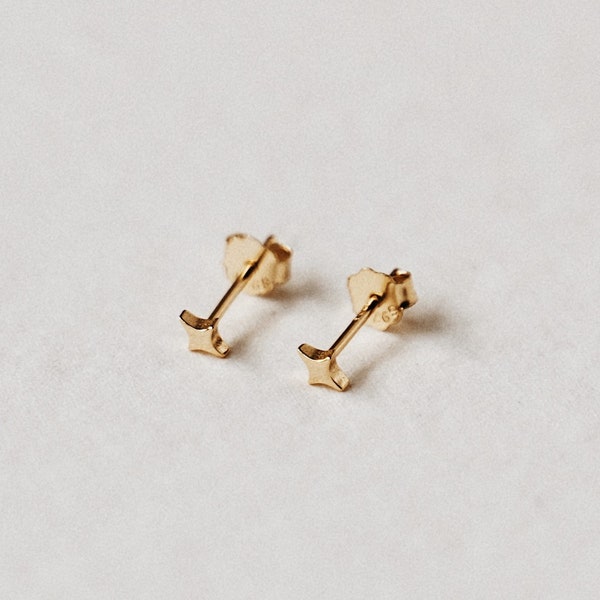 Tiny Sparkle Star-oorbellen - kleine oorknopjes - sierlijke eenvoudige alledaagse oorbellen - 14k goud - schattige delicate stekers