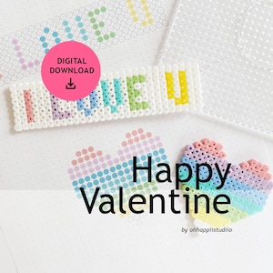 Può includere: Un progetto artigianale con la frase "I LOVE U" e una forma di cuore, entrambi realizzati con perline colorate. Sono visualizzate anche le parole "Happy Valentine". Un cerchio rosa con "DOWNLOAD DIGITALE" è nell'immagine.