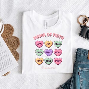 Puede incluir: Un juego de tres tazas de cerámica con un acabado moteado y mate. Las tazas son en tonos crema, gris claro y gris oscuro. Cada taza tiene un diseño simple y minimalista.