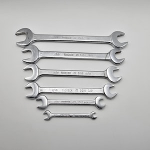 Puede incluir: Un juego de seis llaves fijas plateadas de diferentes tamaños, dispuestas en orden descendente. Cada llave está marcada con medidas de tamaño y la marca "THORSEN", junto con un número de modelo.