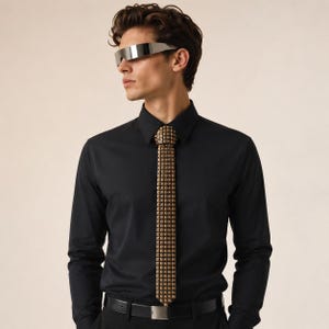 Peut inclure: Une chemise noire avec une cravate à motifs. La cravate présente un motif carré répétitif en or et marron. La personne porte des lunettes de soleil argentées futuristes et une ceinture noire.