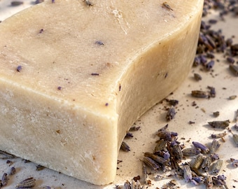 Sapone Artigianale alla Lavanda Vera Bio – con Olio Essenziale, Idrolato e Fiori di Lavanda