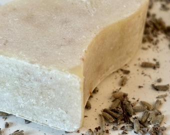 Sapone Artigianale alla Lavanda Vera Bio – con Olio Essenziale, Idrolato e Fiori di Lavanda