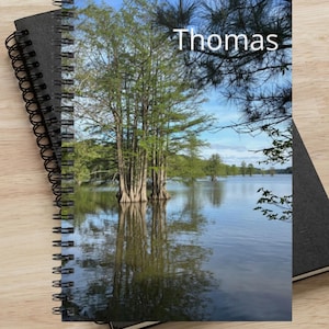 Cuaderno personalizado con diseño de cipreses y paisaje del lago Stumpy (6 x 8 pulgadas)
