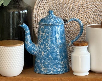 Bouilloire vintage bleu émaillé, cafetière, décor de ferme rustique en granit