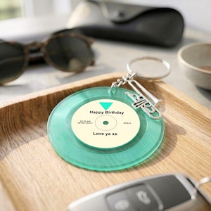 Personalisierter Mini-Schallplatten-Schlüsselanhänger mit NFC-Programm, mit dem Telefon antippen, um einen Song abzuspielen