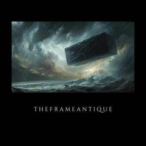 Könnte beinhalten: Ein digitales Kunstwerk zeigt eine dunkle, rechteckige Struktur, die über einem stürmischen Meer schwebt. Der Himmel ist mit dramatischen Wolken gefüllt, und der Text "THEFRAMEANTIQUE" befindet sich unten.
