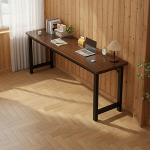 Könnte beinhalten: Ein langer, rechteckiger Schreibtisch mit einer dunkelbraunen Holzoberfläche und schwarzen Metallbeinen. Der Schreibtisch steht vor einer holzgetäfelten Wand und hat einen Laptop, Bücher und eine Lampe. Der Raum hat ein Fenster mit weißen Vorhängen und einen hellen Holzboden.