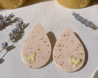 Pendientes arcilla poliamida y plata color rosa palo y dorado adorno metal de mariposa