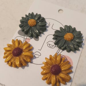 Polymer clay earrings and 925 sterling silver butterfly clouse daisy in Green and gold or mustard color