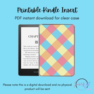 Può includere: Un download digitale per una custodia trasparente Kindle. L'immagine mostra un dispositivo Kindle accanto a una custodia con un colorato motivo a quadri rosa, giallo, arancione e blu. Il testo in alto recita "Printable Kindle Insert". Il testo in basso recita "Please note this is a digital download and no physical product will be sent."