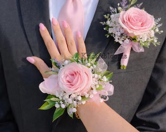 Conjunto de ramillete y boutonniere de rosas rosa rubor con detalles en lavanda, accesorios para graduación.