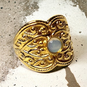 Barcelona Ring mit Opal Stein. Statement Ring. Oktober Geburtsstein. Stapelring.