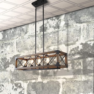 Puede incluir: Una lámpara colgante rectangular con marco de madera y detalles metálicos negros. La lámpara tiene cuatro bombillas expuestas y está suspendida del techo por dos varillas negras. El accesorio está diseñado en un estilo rústico.