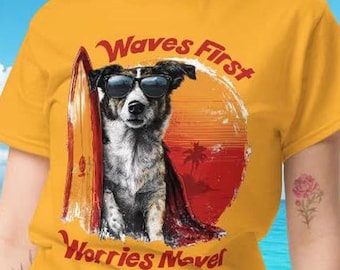Surf Dog T-shirt – Retro Beach-T-shirt "Waves First, Worries Never" | Zomershirt grafisch surfplank