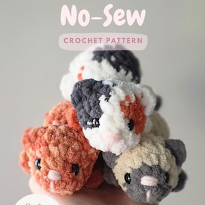 Può includere: Una pila di quattro giocattoli per gatti all'uncinetto fatti a mano e senza cuciture nei toni dell'arancione, del grigio, del bianco e del beige. I giocattoli hanno occhi neri e nasi rosa. Il testo "No-Sew Crochet Pattern" è in alto.