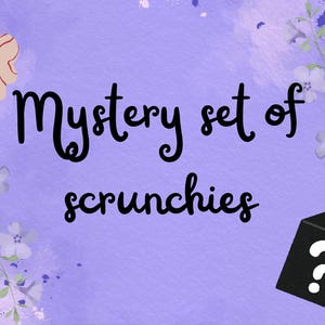 Könnte beinhalten: Digitale Illustration auf lavendelfarbenem Hintergrund mit dem Text "Mystery set of scrunchies". Ein Scrunchie befindet sich in der oberen linken Ecke. Eine schwarze Box mit einem weißen Fragezeichen befindet sich in der unteren rechten Ecke. Florale Akzente sind ebenfalls vorhanden.