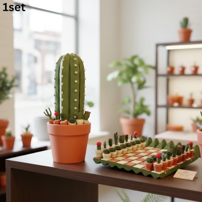 Puede incluir: Un cactus decorativo en una maceta de terracota, con un juego de ajedrez de cactus en miniatura sobre una mesa de madera. El cactus grande es verde con detalles de estrellas blancas. El ajedrez presenta peque&ntilde;os cactus en macetas como piezas.