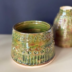 Vaso in ceramica. Realizzato e rifinito a mano.