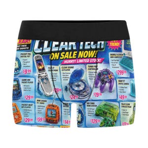 Peut inclure: Caleçon avec un imprimé graphique multicolore représentant des gadgets électroniques de style années 90 et des publicités. Le motif inclut des images de téléphone à clapet, lecteur CD, manette de jeu et divers objets avec le texte CLEAR TECH.