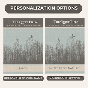 Puede incluir: Imagen que muestra dos portadas de libros con el t&iacute;tulo "The Quiet Field" y el subt&iacute;tulo "A Chronicle of Birds & Seasons". Una portada est&aacute; personalizada con el nombre "Tanya", y la otra dice "Notes From Nature". La imagen tambi&eacute;n incluye el texto "Opciones de personalizaci&oacute;n".