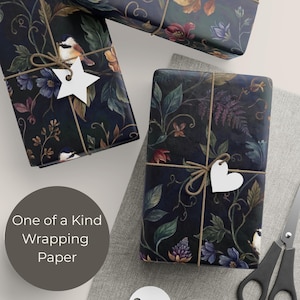 Papel de regalo botánico floral oscuro