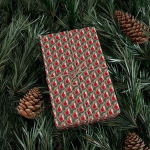 Papel de regalo navideño con diseño de cardenal pintado a mano, papel de regalo con arte de aves y decoración navideña.