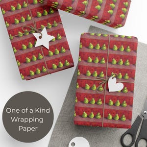 Papel de regalo con estampado de trío de peras sobre fondo rojo