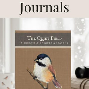 Puede incluir: Diarios de observaci&oacute;n de aves con ilustraciones de aves en las portadas. Los diarios se titulan "The Quiet Field: A Chronicle of Birds & Seasons" e incluyen el texto "Notes from Nature". La imagen muestra tres portadas de diarios diferentes.