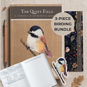 Puede incluir: Un conjunto de observación de aves de 3 piezas que incluye un diario marrón titulado The Quiet Field, un cuaderno de notas y bocetos a juego abierto, y un marcapáginas floral oscuro. Se incluyen un lápiz de madera y una pegatina de un carbonero.