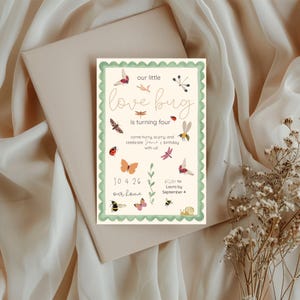Puede incluir: Una invitación de cumpleaños con un borde festoneado verde, con el texto "our little love bug is turning four". La invitación incluye ilustraciones de insectos y mariposas. Se muestra la fecha "10.4.26", junto con los detalles de la respuesta.