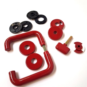 Peut inclure: Ensemble de quincaillerie de poignée de porte rouge, comprenant deux poignées incurvées, plusieurs rondelles rouges, des plaques de montage noires et une petite poignée rouge avec une tige dorée. Sur fond blanc.