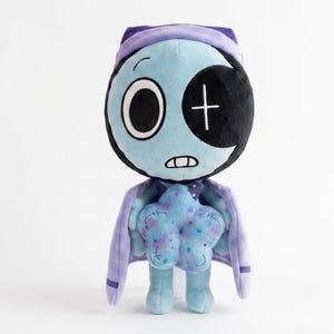 Pode incluir: Uma boneca de pel&uacute;cia com um rosto azul claro, um olho grande e um tapa-olho preto sobre o outro olho. Ela usa um chap&eacute;u e capa roxos e segura um objeto azul em forma de estrela. A boneca tem uma boca costurada e pernas azuis pequenas.