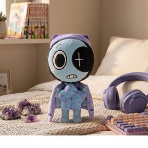 Pode incluir: Uma boneca de pel&uacute;cia com um rosto azul claro, um tapa-olho preto e uma cruz. Ela usa uma capa roxa e segura um objeto em forma de estrela. Cristais de ametista, um teclado e fones de ouvido tamb&eacute;m s&atilde;o vis&iacute;veis.