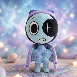 Pode incluir: Boneca de pel&uacute;cia com rosto azul claro, tapa-olho preto e touca roxa. Possui uma almofada em forma de estrela e uma capa roxa. O fundo apresenta um c&eacute;u sonhador com estrelas e planetas.
