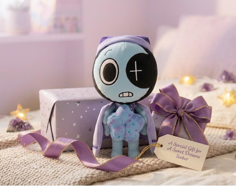 Pode incluir: Uma boneca de pel&uacute;cia com um rosto azul, um tapa-olho preto e um corpo em forma de estrela. Ela est&aacute; segurando uma estrela e est&aacute; ao lado de uma caixa de presente embrulhada com um la&ccedil;o roxo e uma etiqueta que diz "A Special Gift for A Sweet Dreams Seeker."