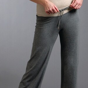 Puede incluir: Pantal&oacute;n gris de pierna ancha con cintura el&aacute;stica.