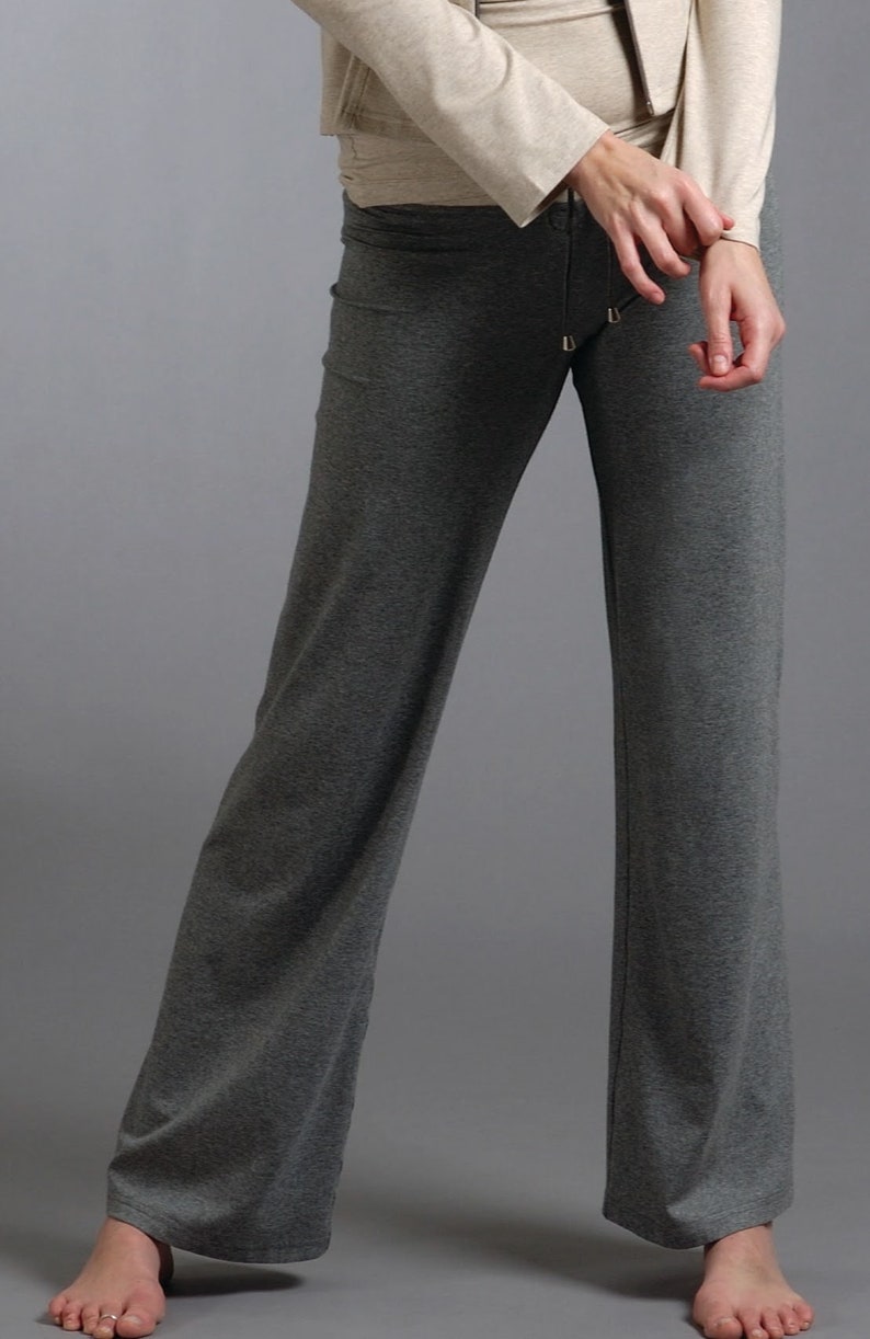 Puede incluir: Pantal&oacute;n gris de pierna recta con cintura de cord&oacute;n.