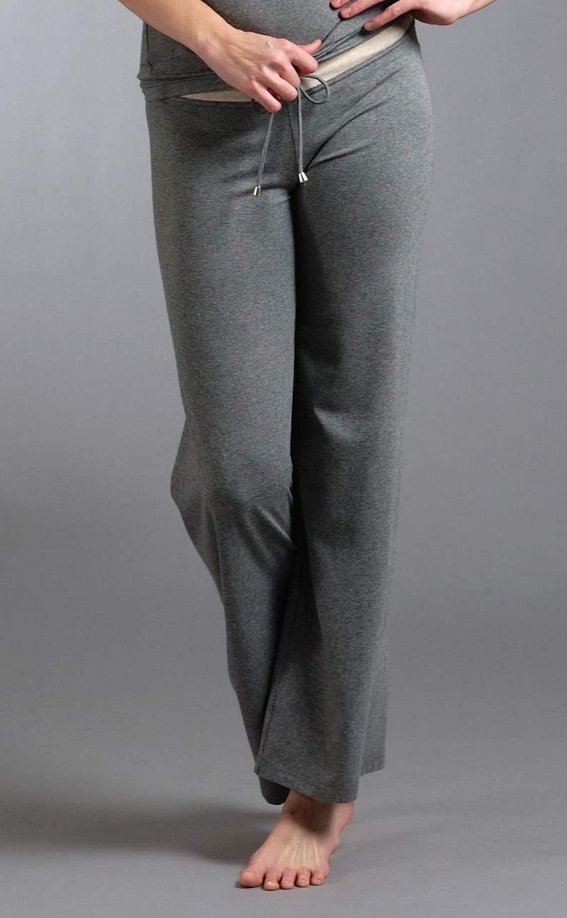 Puede incluir: Pantalones de ch&aacute;ndal grises con cintura el&aacute;stica y ajuste holgado.