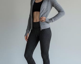 Leggings capri de lunares: estampado en blanco y negro, fabricados en EE. UU.
