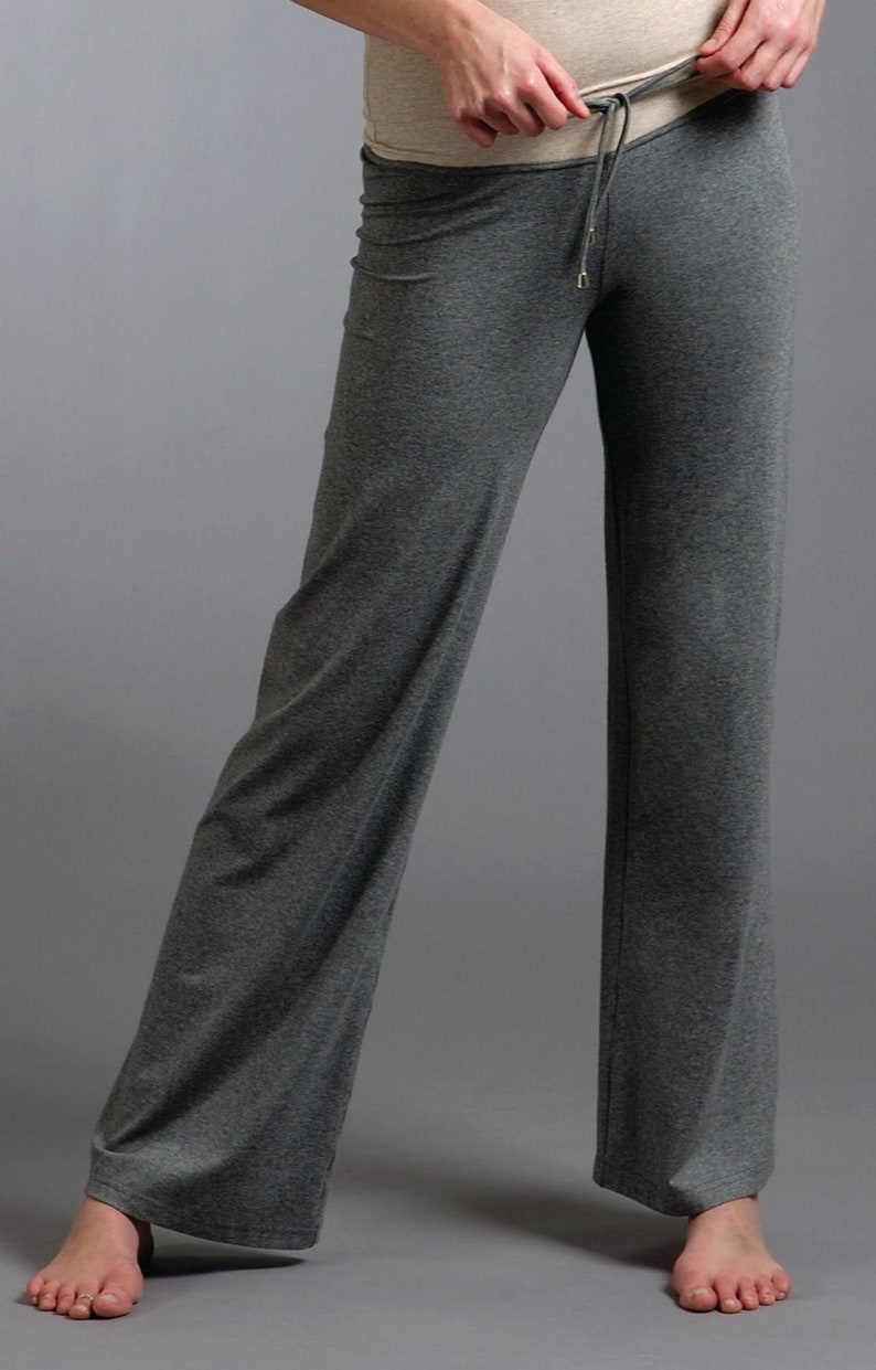 Puede incluir: Pantal&oacute;n gris de pierna ancha con cintura el&aacute;stica.