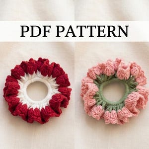 Può includere: Un modello PDF per due elastici per capelli all'uncinetto. Uno presenta petali in filato rosso scuro su base bianca, mentre l'altro mostra petali in filato rosa chiaro su base verde salvia. Entrambi hanno un design circolare arricciato.
