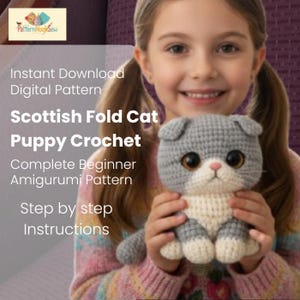 Könnte beinhalten: Ein gehäkeltes Scottish Fold Cat Puppy Amigurumi, gehalten von einer Person. Das Plüschtier ist grau und weiß mit großen, dunklen Augen und einer rosa Nase. Der Text auf dem Bild lautet "Sofortiger Download Digitales Muster".