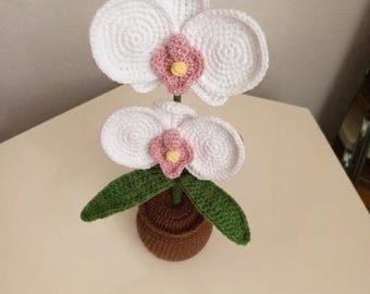 Maceta de orquídeas tejida a mano, decoración rosa amigurumi para el hogar, acento vegetal de larga duración.